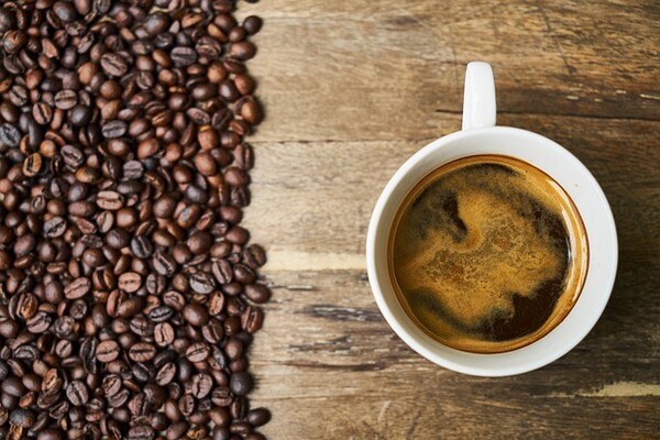 로스팅 시간에 따라 커피의 맛이 달라지는데, 고소한 커피와 산미 강한 커피는 건강상 이점에도 차이가 있다./ 셔터스톡