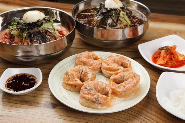  CNN은 최근 전세계 각국의 만두 문화를 소개하는 글에서 한국을 대표하는 만두로 김치만두를 선정했다. /셔터스톡