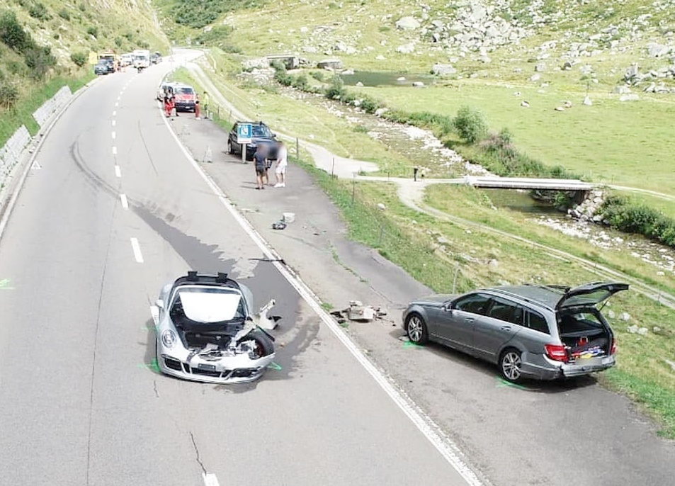 부가티 시론 포르쉐 911 충돌 사고
