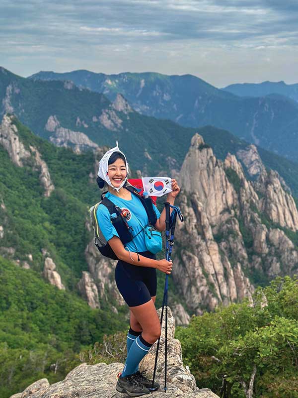 홍씨는 설악산 태극종주를 3번 했다. 그중 한 번은 태극기를 들고 했다.