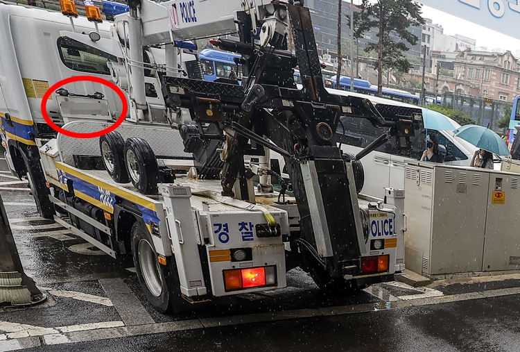 경찰청에서 운영하는 견인차(구난차량) 후면 번호판도 승객석 후면에 하나만 설치해 후방에서는 번호판 식별이 쉽지 않다. / 뉴시스