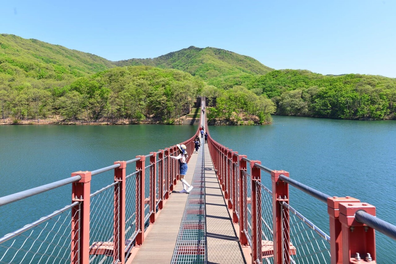 출렁다리에서 바라본 마장호수 / 사진=경기관광