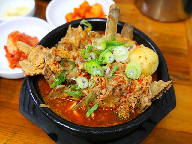 산더미 통뼈와 칼칼한 국 푸짐한 ‘감자탕’ 맛집