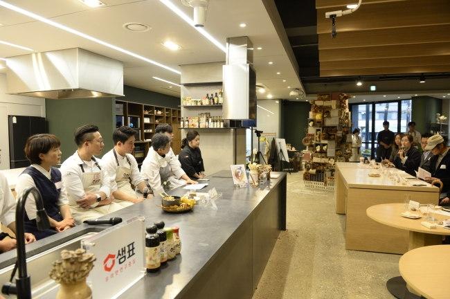서울 충무로에 위치한 샘표 우리맛 공간에서 열린 ‘우리맛 미식회-셰프들의 버섯’ 행사에는 국내 유명 셰프와 생산, 유통, 소비 단계에 있는 관계자들이 모두 모였다. /사진=샘표 제공