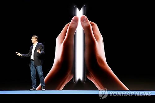 삼성 폴더블폰 내년 3월 출시 목표…