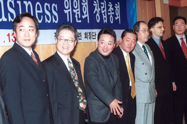 처음엔 카세트테이프 팔았습니다.