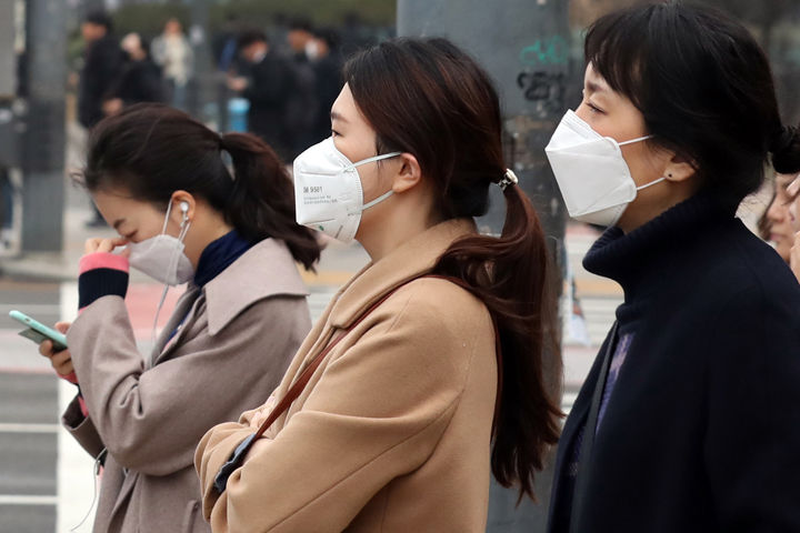 대한민국 뒤덮은 미세먼지 사태 속에서 떼돈 벌어들인 회사들입니다
