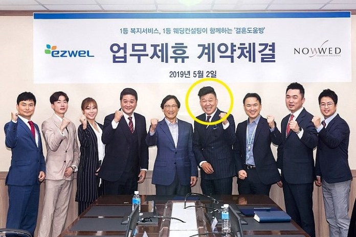 굳이 왜? 홍록기가 웨딩 사진을 두 여자랑 찍은 이유