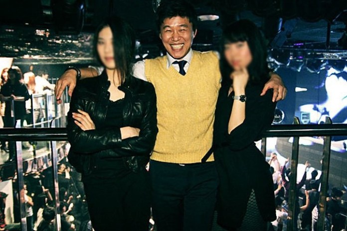 굳이 왜? 홍록기가 웨딩 사진을 두 여자랑 찍은 이유