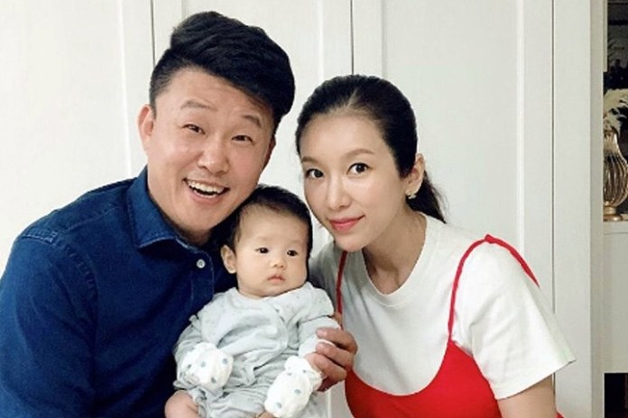 굳이 왜? 홍록기가 웨딩 사진을 두 여자랑 찍은 이유