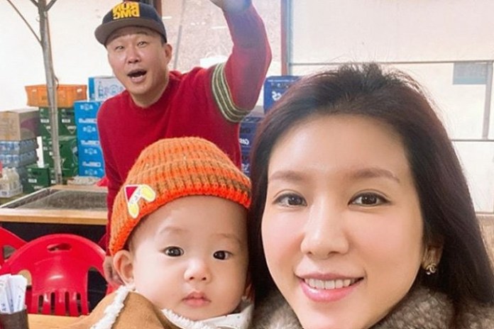 굳이 왜? 홍록기가 웨딩 사진을 두 여자랑 찍은 이유