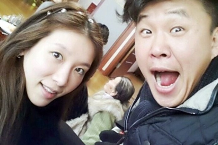 굳이 왜? 홍록기가 웨딩 사진을 두 여자랑 찍은 이유