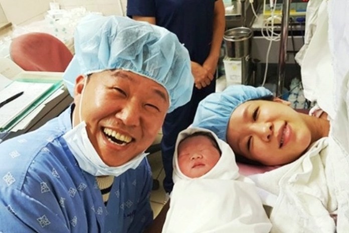 굳이 왜? 홍록기가 웨딩 사진을 두 여자랑 찍은 이유