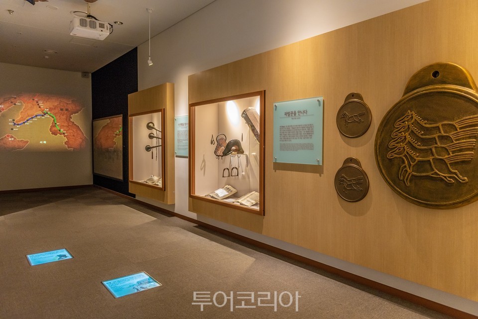 은평역사한옥박물관 2층은 은평의 역사와 관련된 유물이 전시되어 있다