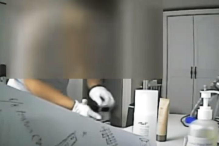 “너, 나 보고 있냐” 카메라 알아챈 댕댕이가 보인 행동
