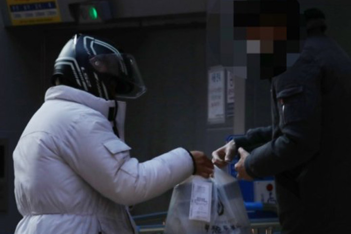 배달 어플로 음식점에 생수 24병 주문한 손님이 리뷰에 남긴 말