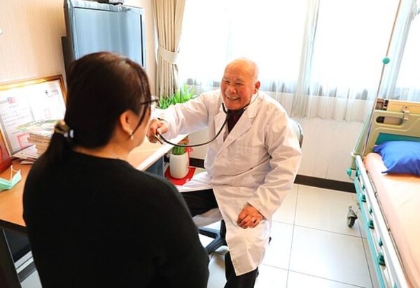 ◇ 백세가 넘은 나이에도 매일 환자들을 진료하는 다나카 요시오 박사.