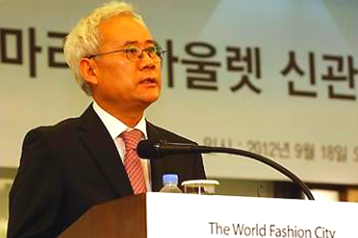 'MB 111억, 박근혜 67억' 대통령이 살던 집만 골라담는 아울렛 회장님 누구?