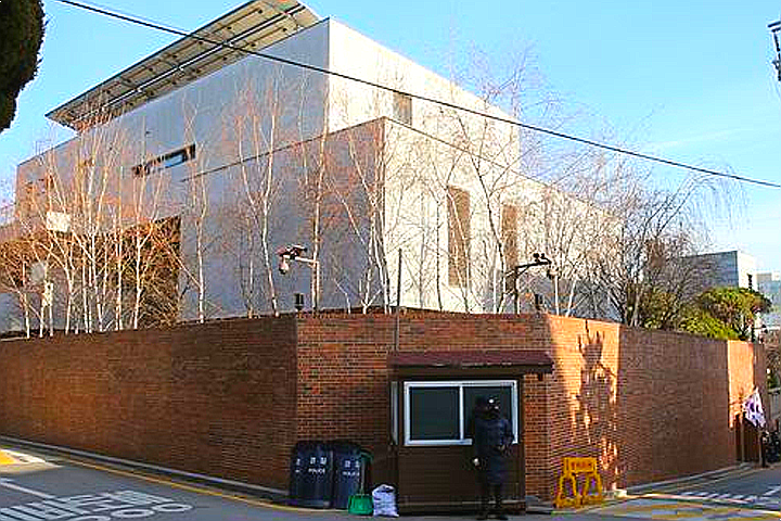 'MB 111억, 박근혜 67억' 대통령이 살던 집만 골라담는 아울렛 회장님 누구?