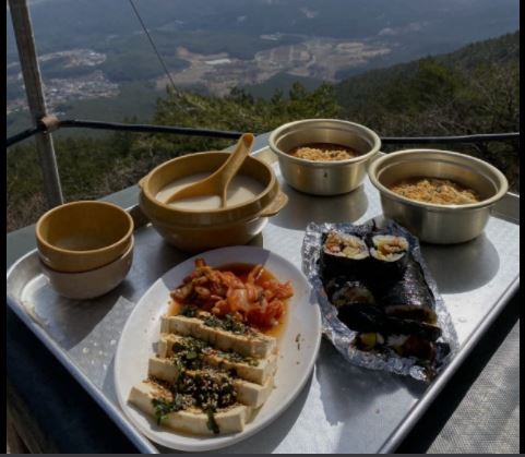 ◇ 등산가서 정상에서 라면과 김밥, 막걸리 한잔은 일품이다. 그러나 건강을 생각한다면 산에서도 배불리먹는 것은 현명하지 못하다. 