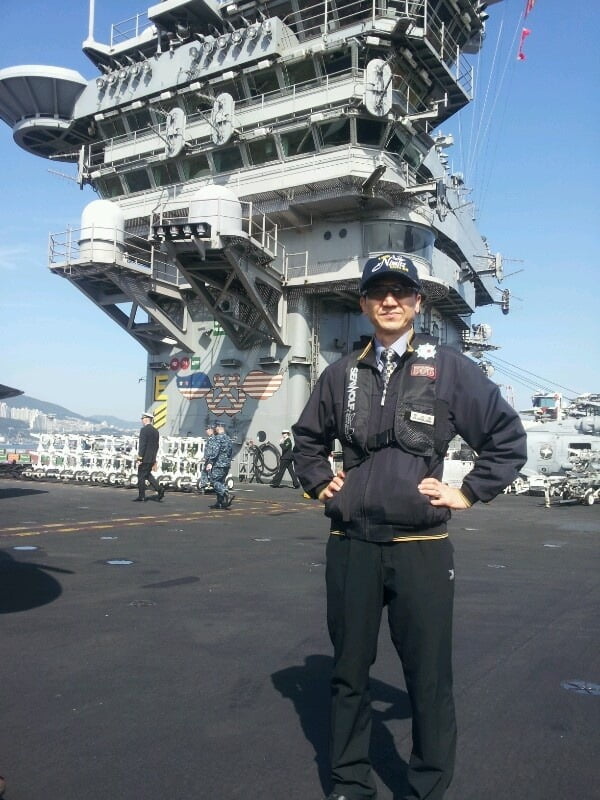△한기철 도선사가 2013년 미국핵추진 항공모함 니미츠호 입항도선을 마친 뒤 기념촬영 모습. 