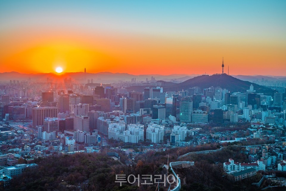 인왕산 범바위에서 바라본 일출, 정상에 올라가지 않고 범바위에서도 서울의 도심과 어우러진 멋진 일출 감상이 가능하다