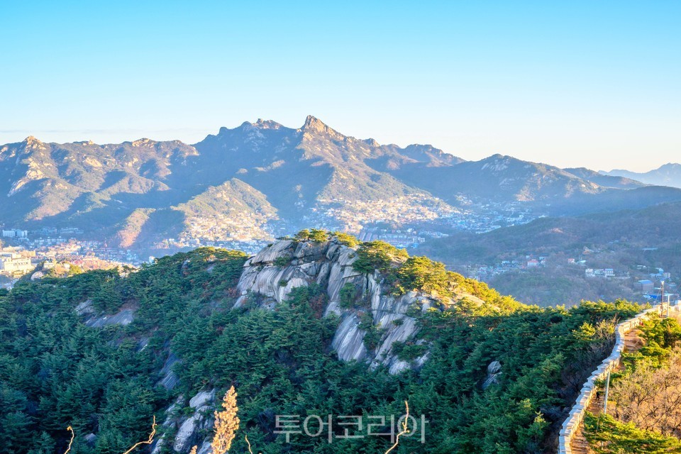 인왕산 정상에서 바라본 풍경, 앞쪽에 인왕산 기차바위, 뒤쪽에 북한산