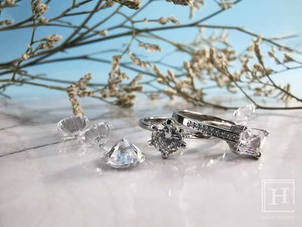다이아몬드 전문 브랜드 ‘드비어스’는 “다이아몬드는 영원히”라는 슬로건을 내세우며 다이아몬드 반지 소비를 증가시켰다 / Pexels (Karen Laårk Boshoff)