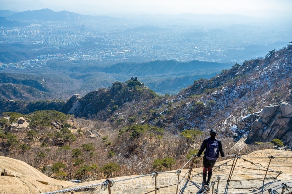 북한산, 암봉을 타고 백운대로 가는 길에 내려다본 서울 풍경