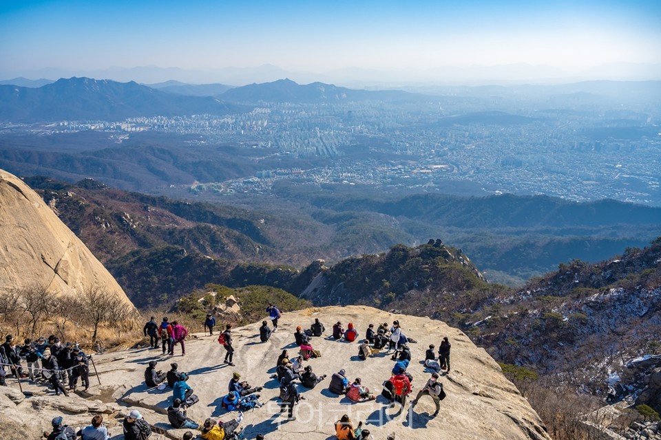 백운대 정상 아래에 넓은 바위가 있다. 등산객들은 이곳에 앉아 쉬면서 서울의 전경을 볼 수 있다