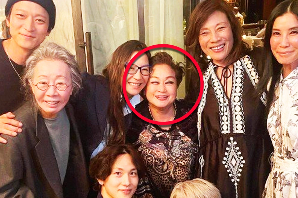 강동원·윤여정·임시완 옆에서 활짝 웃으며 사진 찍은 재벌 여성의 정체