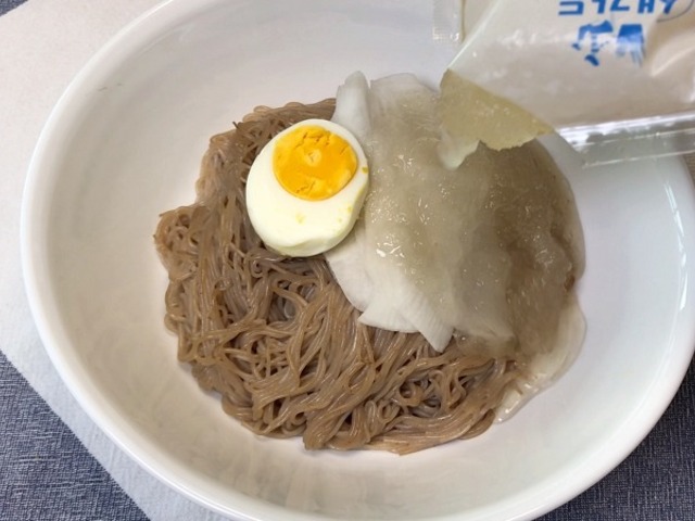 냉면에 얼음 띄워서 드시지 마세요!