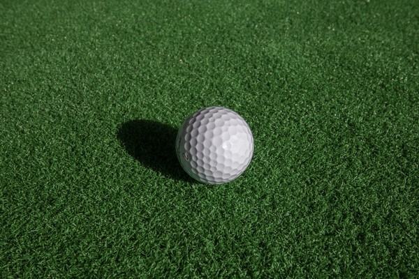 연습장은 평지의 매트에서 볼을 친다. 골프 코스는 변수가 많다. 사진_pixabay