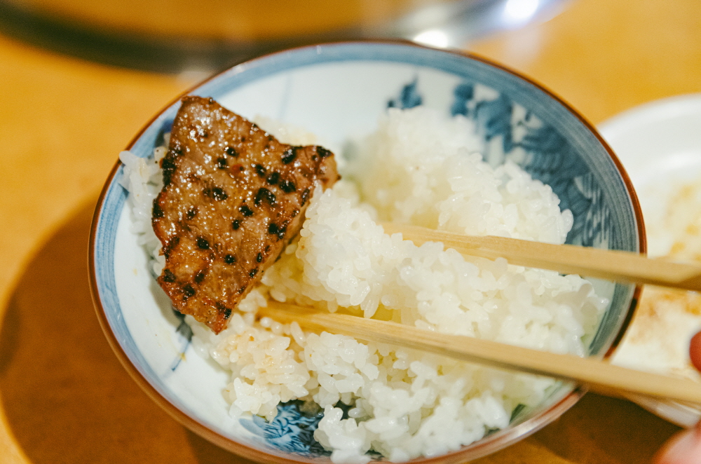 잘 구워진 고기와 쌀밥은 진리의 조합이다