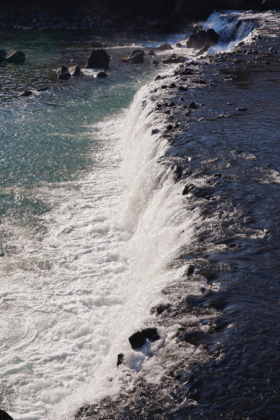 높이 3∼5 m, 길이 80m의 거대한 암반을 넘어서 거센 물이 수직으로 쏟아져 내리는 ‘한국의 나이아가라’라 불리는 직탕폭포.