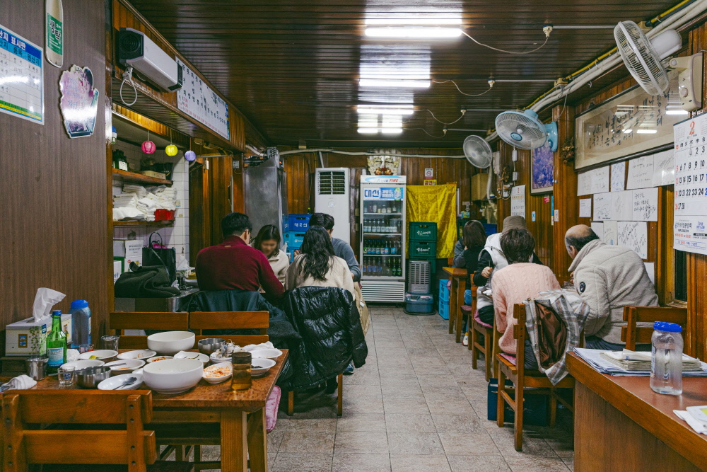 옛 티가 나는 식당 내부. 나름의 정겨운 분위기가 있다