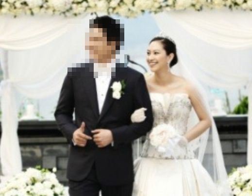 사업가 박 씨와의 결혼 소식을 알린 신애 / 온라인 커뮤니티
