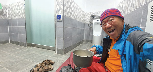 코리아 둘레길 224일을 걷는 동안 숱하게 많은 노숙을 했다. 따뜻한 화장실에서 밥을 해먹고 자기도 했다.