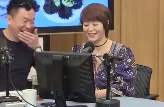 배우 김혜수가 라디오 프로그램에서 미담 사례가 알려져 웃음지고 있습니다. / SBS FM '두시탈출 컬투쇼'