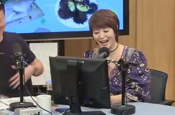 배우 김혜수가 라디오 프로그램에서 미담 사례가 알려져 웃음지고 있습니다. / SBS FM '두시탈출 컬투쇼'