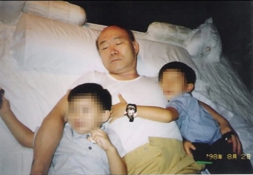 전두환 과거 두 손자와 같이 누워있는 사진 /인터넷커뮤니티