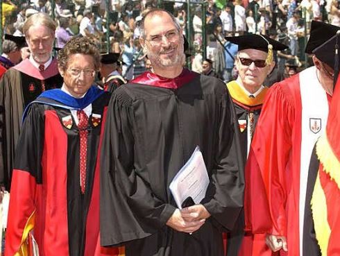 ◇2005년 스탠포드대 졸업식에 축하연설을 하기 위해 입장하는 스티브 잡스. /출처= Stanford News Service