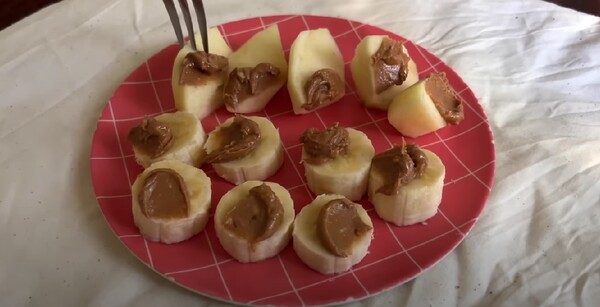 ◇사과와 바나나 위에 첨가물 없는 땅콩버터를 얹어 먹는 모습. 소금을 한 알씩 얹어 먹으면 더 감칠맛이 좋다고 한다. / *출처=신세경 유튜브 영상
