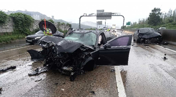 2022년 7월 24일 경부고속도로 양산분기점 인근 빗길 승용차 추돌 사고