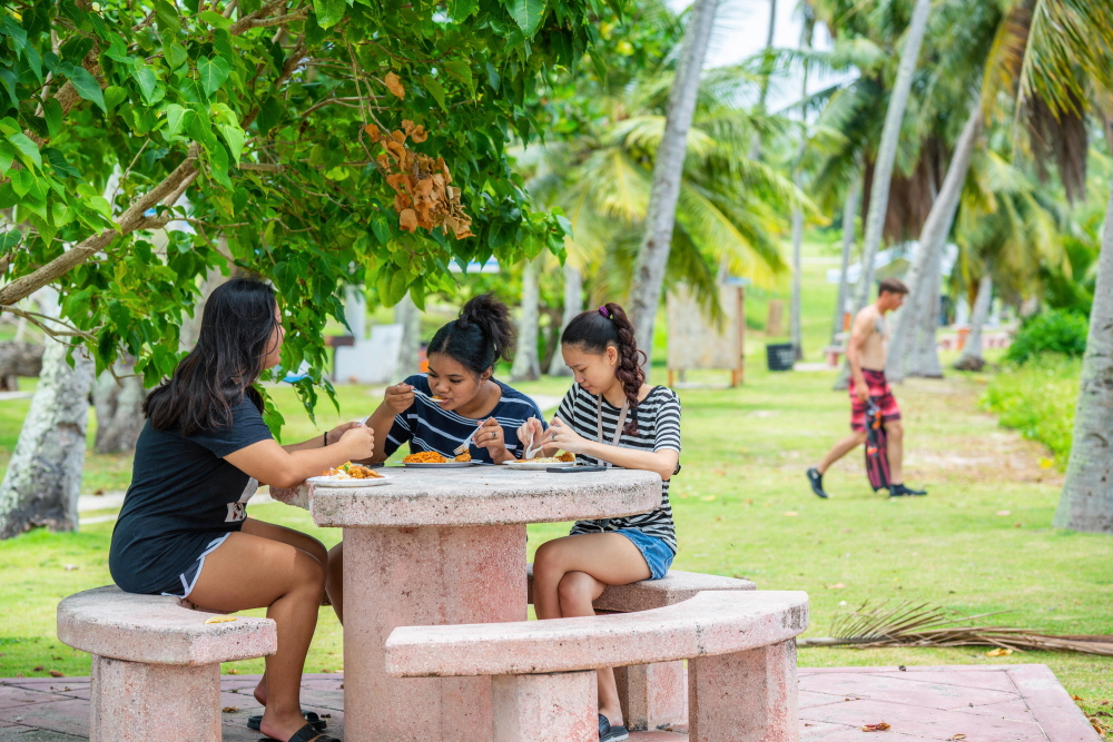 고기를 굽거나 생선회를 뜨지 않더라도 바닷가 근처에서는 도시락을 먹는 아이들도 쉽게 볼 수 있다