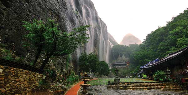 비가 내린 후 암마이봉 기암절벽에 폭포가 형성됐다. 사진 한국산악사진가협회 최전호 작가.