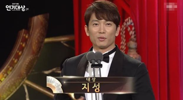 2017 SBS 연기대상에서 대상을 수상하며, '연기대상 대상 수상자 부부'라는 진기록을 달성한 지성-이보영 부부 / SBS