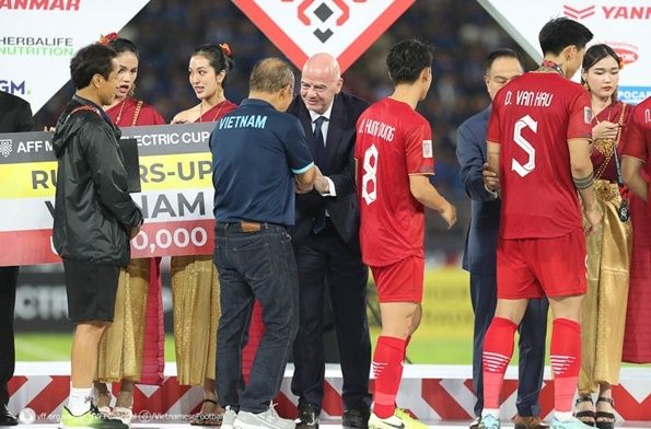 준우승한 베트남의 박항서 감독(가운데)이 시상식에서 지아니 안판티노 FIFA 회장의 격려를 받고 있다. /사진=베트남축구협회 홈페이지 