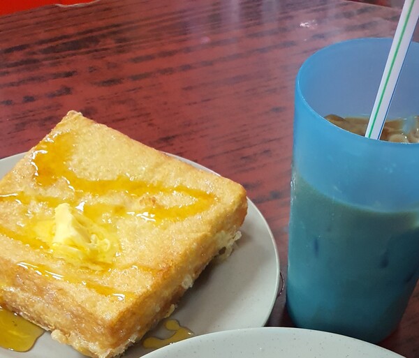 홍콩 유명 스타인 주윤발의 오랜 맛집으로도 유명한 란퐁유엔은 밀크티와 토스트, 인스턴트 누들 등을 팔고 있어 가볍게 아침식사를 하기 좋다. 