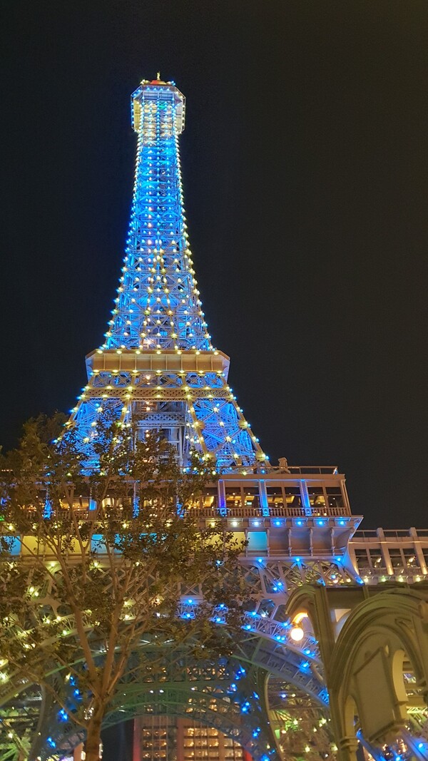 에펠탑의 조명 색이 계속 바뀌며 화려함을 더한다.